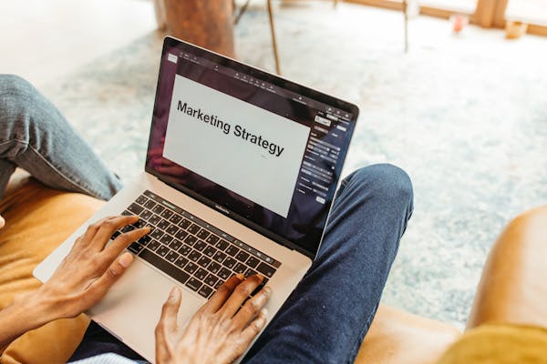 Naviguez vers le succès avec le freelance marketing digital